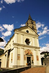 Fototapeta na wymiar Kirche San Vittore Mauro in Aquila, Bleniotal