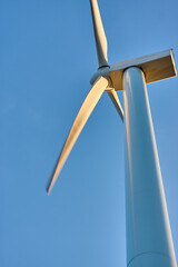 Aerogenerador en funcionamiento durante el atardecer