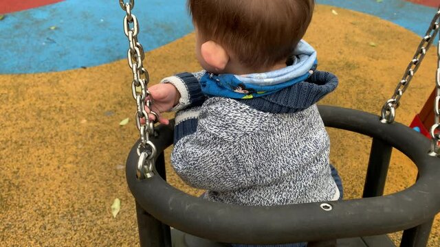 NI&Ntilde;O EN UN COLUMPIO DEL PARQUE