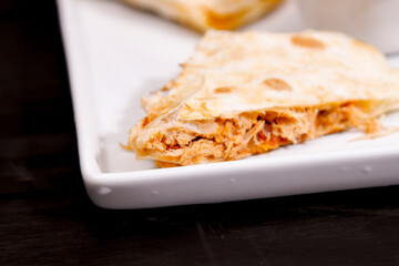 Comida mexicana, com deliciosa culinária mexicana, construção 45º sobre fundo preto. Nachos, burritos, guacamole, tacos, pimenta etc.