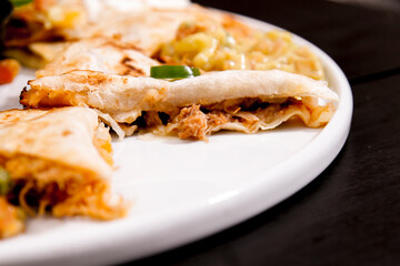 Comida mexicana, com deliciosa culinária mexicana, construção 45º sobre fundo preto. Nachos, burritos, guacamole, tacos, pimenta etc.