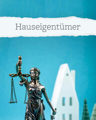 Hauseigentümer. Justitia mit Haus und Bäumen. Blauer Hintergrund. Symbol für Anwalt, Immobilien- oder Mietrecht.