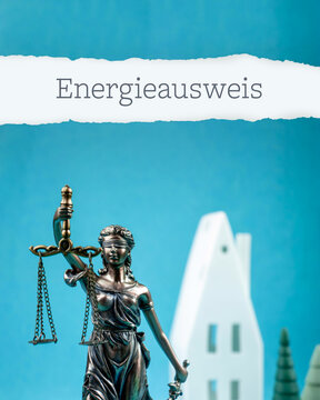 Energieausweis. Justitia mit Haus und Bäumen. Blauer Hintergrund. Symbol für Anwalt, Immobilien- oder Mietrecht.