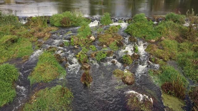 Flug Filmmaterial einer Luftaufnahme mit einer Drohne schwebend &uuml;ber der nat&uuml;rlichen Staustufe des Flusses Naab bei Kallm&uuml;nz in der Oberpfalz, Deutschland