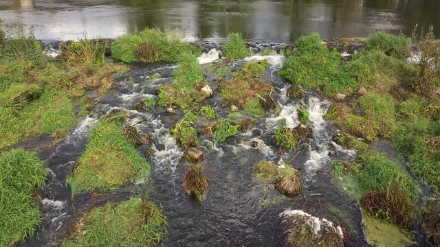 Flug Filmmaterial einer Luftaufnahme mit einer Drohne schwebend &uuml;ber der nat&uuml;rlichen Staustufe des Flusses Naab bei Kallm&uuml;nz in der Oberpfalz, Deutschland