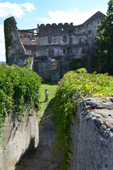 Zamek Bolków, widok na dziedziniec zewnętrzny z bastei