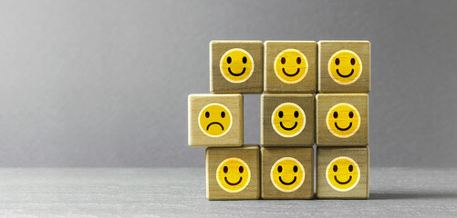 Lachende Smileys - einer ist unglücklich und wird ausgegrenzt - Konzept Mobbing, Ausgrenzung,...