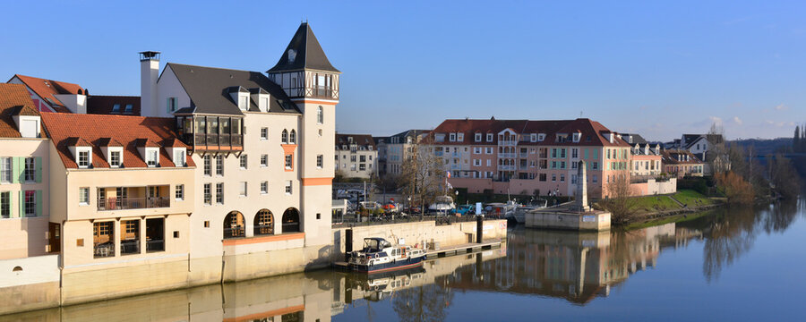 Port Cergy (95000) se refl&egrave;te dans l'Oise sous un ciel bleu d'hiver, d&eacute;partement du Val- d'Oise en r&eacute;gion &Icirc;le-de-France, France