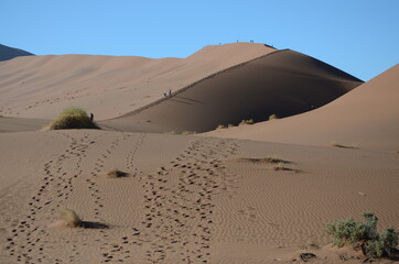 Fußspuren auf einer Düne im Sossusvlei, Namibia