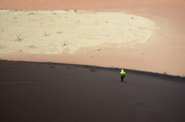 Frau beim Abstieg von einer Wanderdüne in Sossusvlei 