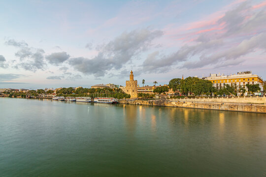 Una foto paisaj&iacute;stica de la Torre del Oro de Sevilla junto al r&iacute;o Guadalquivir.
