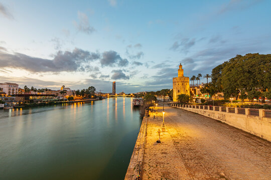 Una foto paisaj&iacute;stica de la Torre del Oro de Sevilla junto al r&iacute;o Guadalquivir.