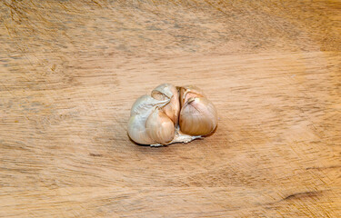One Organic garlic whole and cloves on the wooden background.
Top view.