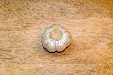 One Organic garlic whole and cloves on the wooden background.
Top view.