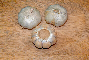 Organic garlic whole and cloves on the wooden background,
Selective focus.
Top view.