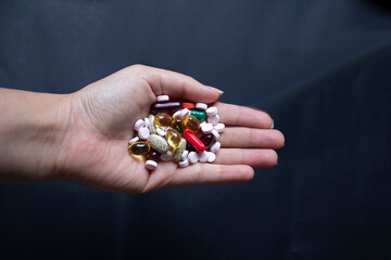 MANO CON PASTILLAS DE COLORES