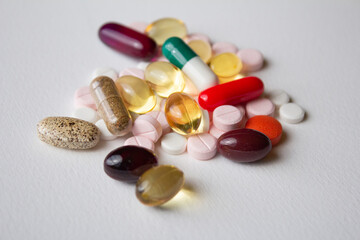 CAPSULAS DE SUPLEMENTOS ALIMENTICIOS, VITAMINA E, OMEGA 3, B3, B6, B12