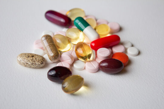 CAPSULAS DE SUPLEMENTOS ALIMENTICIOS, VITAMINA E, OMEGA 3, B3, B6, B12