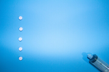 FONDO AZUL CON BULETS DE PASTILLAS ROSAS Y JERINGA