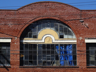 Building with brick facade and glazed window of the 20´´  s. 