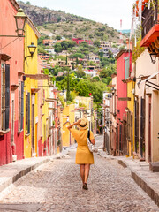 Fototapeta premium Colorful streets of San Miguel de Allende in historic city center, Mexico