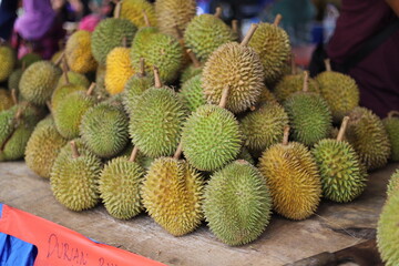 many durians in one picture