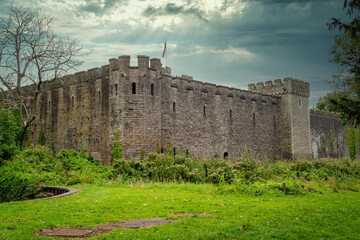 563 / 5000
Wyniki tłumaczenia
Cardiff Castle is a historic complex in the heart of the Welsh capital and is one of the country's most popular attractions. - obrazy, fototapety, plakaty