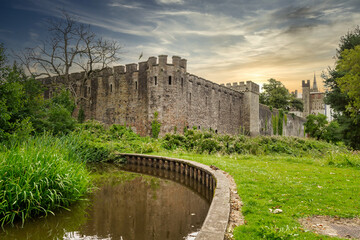 563 / 5000
Wyniki tłumaczenia
Cardiff Castle is a historic complex in the heart of the Welsh capital and is one of the country's most popular attractions. - obrazy, fototapety, plakaty