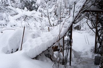 Katzentreppe im Garten dick verschneit