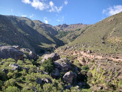 velle con lago rodeado de monta&ntilde;as