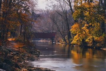 Obraz premium Covered bridge in autumn