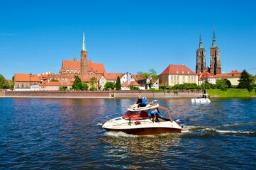 Ein Boot auf der Oder in Breslau mit der Kahtedrale im Hintergrund
