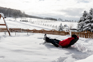 Relaxen im Sonnenstuhl im Winter bei Schnee im eigenen Garten