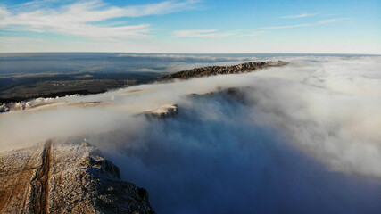 Brouillard chevauchant des falaises
