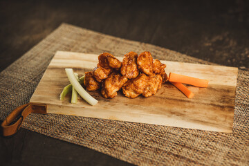 boneless de pollo calientes y servidas en tabla alitas de pollo