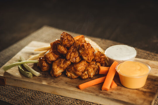 boneless de pollo calientes y servidas en tabla alitas de pollo foto de  Stock | Adobe Stock