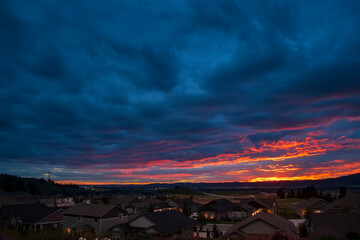 Naklejka premium Colorful storm clouds at sunset over the cities of Liberty Lake, Spokane and Spokane Valley in the Northern state of Washington, USA.