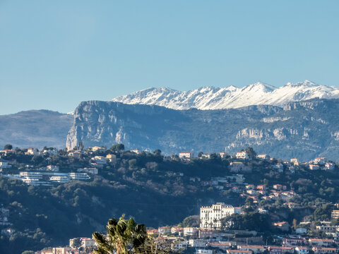 Arri&egrave;re pays ni&ccedil;ois enneig&eacute; et baou de Saint Jeannet sur la C&ocirc;te d'Azur