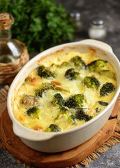 Casserole with turkey fillet, broccoli, carrots and onions in cream with mozzarella.