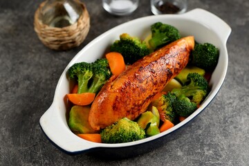 Baked turkey fillet with broccoli, onions and carrots.