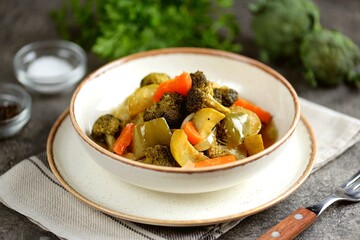 Diet vegetable stew made from broccoli, zucchini, carrots, onions and green bell peppers