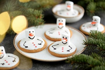 Melted snowman Homemade gingerbread cookies with marshmallows 