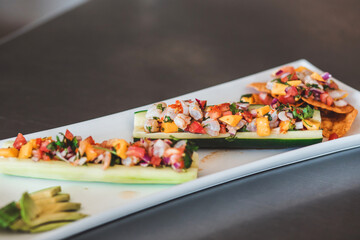 plato arreglado con ceviche, pepino y mariscos