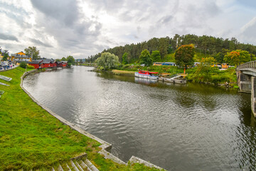 Obraz premium Early autumn along the Porvoonjoki River in the historic medieval city village of Porvoo, Finland.