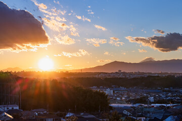 横浜郊外から見る夕暮れの空と山脈の景色