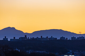 横浜郊外から見る夕暮れの空と山脈の景色
