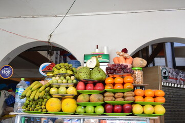 Puesto de jugos frescos en mercado de Sucre, Bolivia, South America