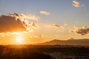 横浜郊外から見る夕暮れの空と山脈の景色