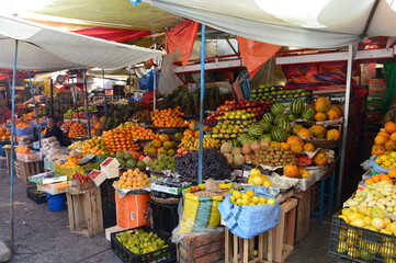 Puesto de frutas y verduras en mercado de Sucre, Bolivia, South America