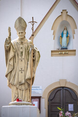 Obraz premium Truskavets, Ukraine - January 2019: Monument of Pope John Paul II at Cathedral church. 